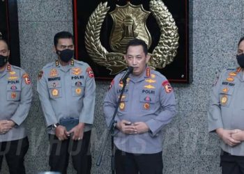 Kapolri, Jenderal Polisi Drs. Listyo Sigit Prabowo M.Si saat konferensi pers penonaktifan Kadiv Propam, Senin malam (18/7).