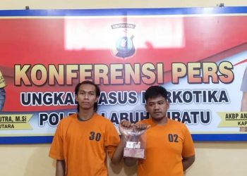 Tersangka Mamat dan Azmi saat dikantor Sat Narkoba Polres Labuhanbatu, Kamis (4/8).