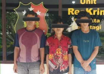 Ketiga tersangka pelaku pungli saat diamankan di Polsekta Berastagi, Sabtu malam (6/8).