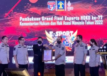 Sekretaris Jenderal Kementerian Hukum dan HAM, Komjen. Pol. Andap Budhi Revianto saat terima rekor MURI, Minggu (7/8).