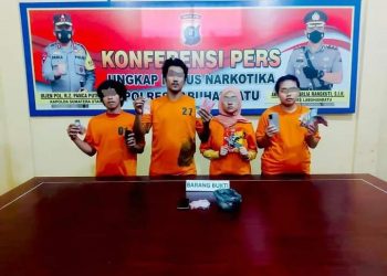 Keempat tersangka bandar sabu saat diamankan di Polres Labuhanbatu Selatan, Selasa (16/8).