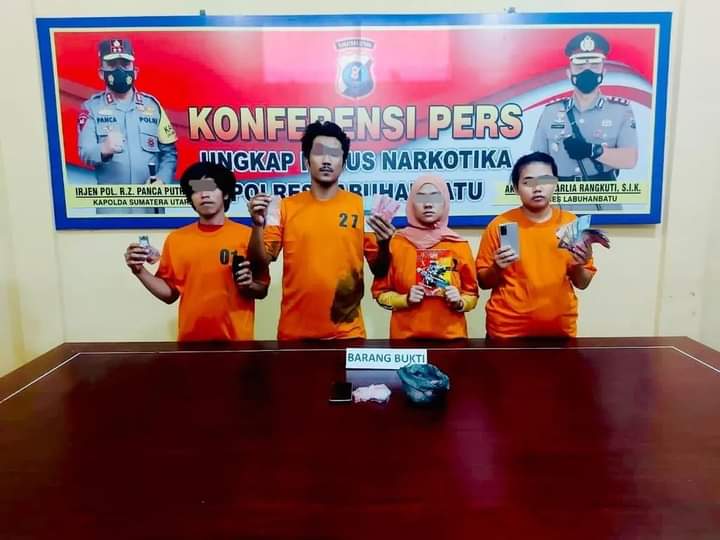 Keempat tersangka bandar sabu saat diamankan di Polres Labuhanbatu Selatan, Selasa (16/8).