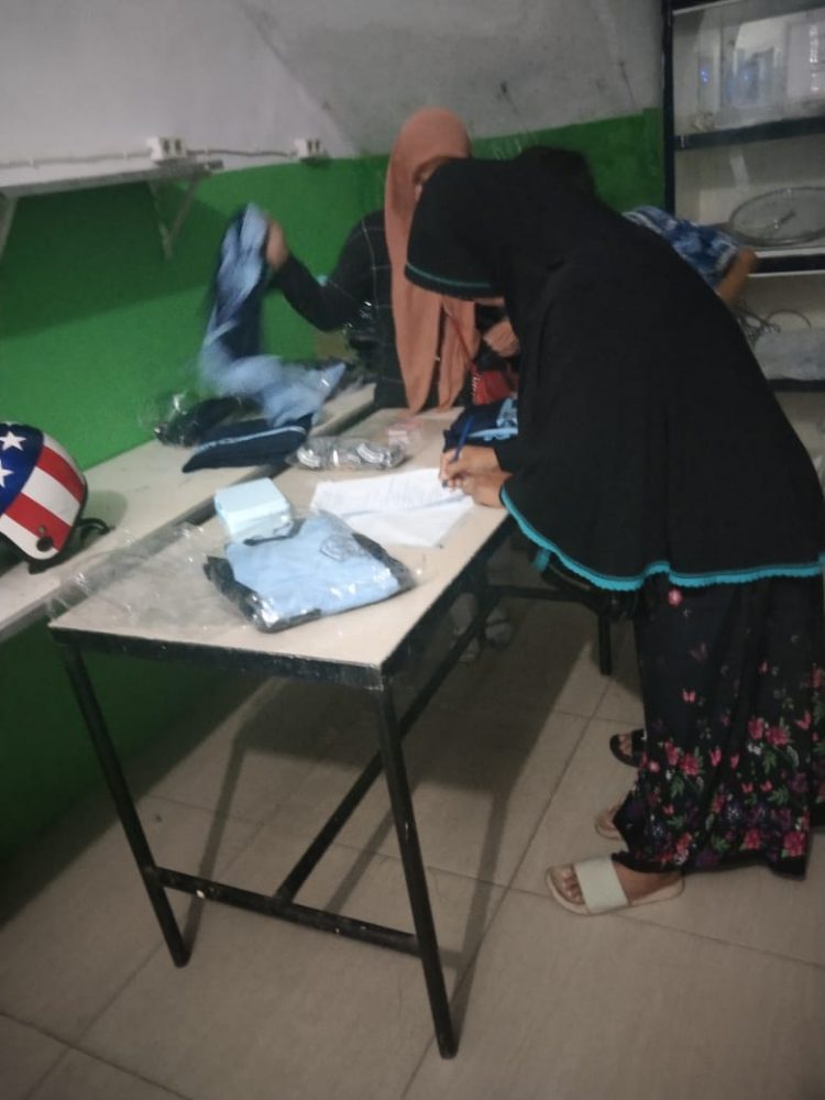 Rekanan pengadaan baju seragam olahraga dan atribut sekolah dengan harga Rp. 200.000 per set, Sabtu (13/8).