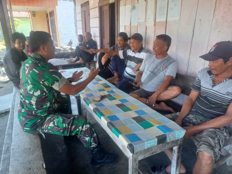 Babinsa 07/ Salak, Serda Juparman Purba bersama tokoh masyarakat Desa Napatalun, Minggu (31/7).