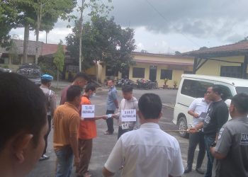 AKP. Rismanto J Purba saat pimpin rekontruksi pembunuhan dengan 20 adengan pembunuhan seorang nenek di Sumbul, Senin (1/8).