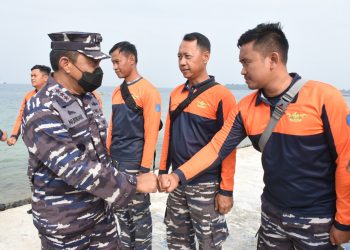 Danpushidrosal, Laksamana Madya TNI Nurhidayat saat inspeksi Manuvra Lapangan, Latihan Operasi Survei dan Pemetaan Hidro - Oseanografi TA 2022 di perairan Kepulauan Seribu, Minggu (31/7).
