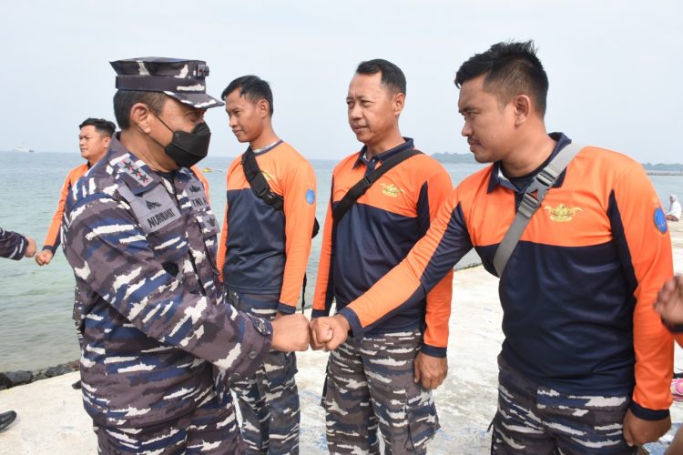 Danpushidrosal, Laksamana Madya TNI Nurhidayat saat inspeksi Manuvra Lapangan, Latihan Operasi Survei dan Pemetaan Hidro - Oseanografi TA 2022 di perairan Kepulauan Seribu, Minggu (31/7).