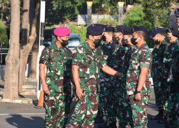 Komandan Pushidrosal, Laksamana Madya TNI Nurhidayat saat pimpin apel pencanangan bulan Trisila TNI AL, Senin (1/8).