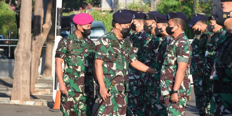 Komandan Pushidrosal, Laksamana Madya TNI Nurhidayat saat pimpin apel pencanangan bulan Trisila TNI AL, Senin (1/8).