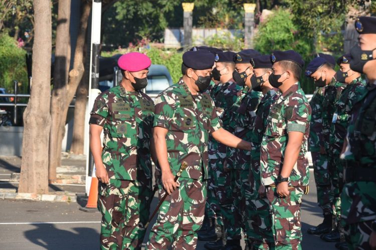 Komandan Pushidrosal, Laksamana Madya TNI Nurhidayat saat pimpin apel pencanangan bulan Trisila TNI AL, Senin (1/8).