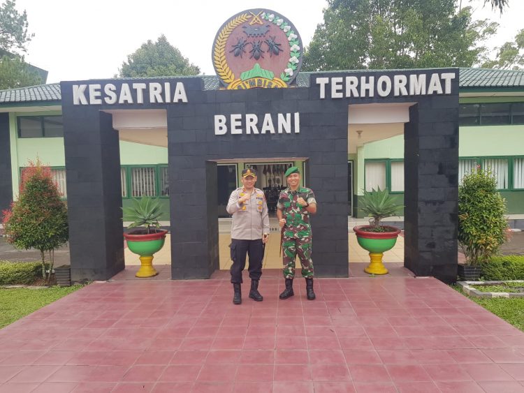 Kasi Humas Polres Dairi, IPTU Doni Saleh bersama Danyon 125 Si,mbisa, Letkol. Inf. Budianto H Damanik saat kunjungan silaturahmi, Selasa (2/8).