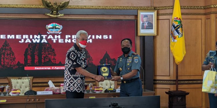 Danpushidrosal, Laksamana Madya TNI Nurhidayat saat mengadakan kunjungan kerja ke Gubernur Jawa Tengah Ganjar Pranowo, Rabu (3/8).