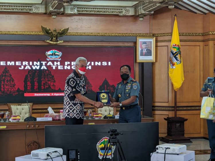 Danpushidrosal, Laksamana Madya TNI Nurhidayat saat mengadakan kunjungan kerja ke Gubernur Jawa Tengah Ganjar Pranowo, Rabu (3/8).