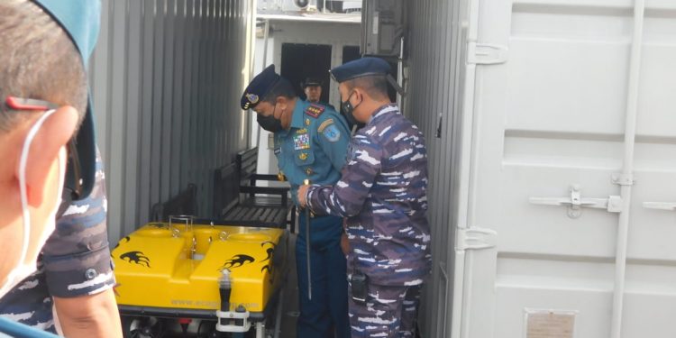 Danpushidrosal, Laksamana Madya TNI Nurhidayat saat melakukan inspeksi KRI Spica- 934 yang bersandar di Dermaga Samudera 2 Pelabuhan Tanjung Mas Semarang, Rabu (3/8).