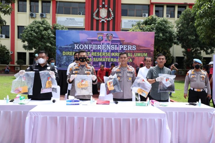 Kabid Humas Poldasu, Kombes. Pol. Hadi didampingi Kapolres Tapsel, AKBP. Roman saat konferensi pers penangkapan BST dan AP residivis khusus pencurian dan pembunuhan, Jumat (5/8).