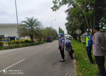Personil Polresta Deliserdang saat pengamanan sholat Jumat berjamaaf yang dihadiri Ust. Abdul Somat di Masjid Al- Mutaqim Bandara KNO, Jumat (5/8).