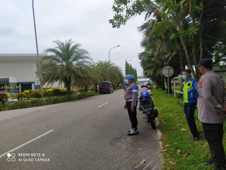 Personil Polresta Deliserdang saat pengamanan sholat Jumat berjamaaf yang dihadiri Ust. Abdul Somat di Masjid Al- Mutaqim Bandara KNO, Jumat (5/8).