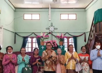 Bupati Toba, Poltak Sitorus saat mengikuti ibadah minggu di HKBP Desa Silamosik Kecamatan Porsea, Minggu (7/8).