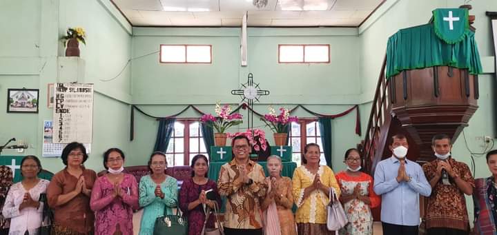 Bupati Toba, Poltak Sitorus saat mengikuti ibadah minggu di HKBP Desa Silamosik Kecamatan Porsea, Minggu (7/8).