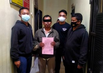 Tersangka MMS saat diamankan di Polres Dairi, Minggu malam (7/8).