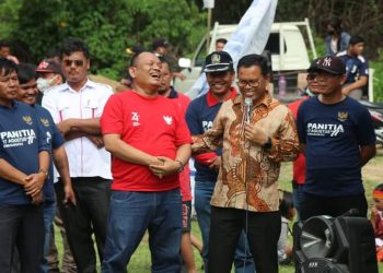 Bupati Toba, Poltak Sitorus saat buka resmi turnamen sepak bola Omak omak, Minggu (7/8).