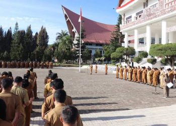 Bupati Toba, Poltak Sitorua saat pimpin apel dan ajak ASN sosialisasikan program tanam dua kali,panen dua kali, Senin (8/8).