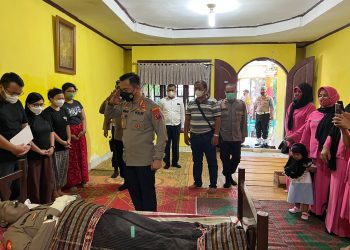 Kapolresra Deliserdang, Kombes. Pol. Irsan Sinuhaji saat melayat dirumah duka personil yang meninggal dunia, Senin (8/8).