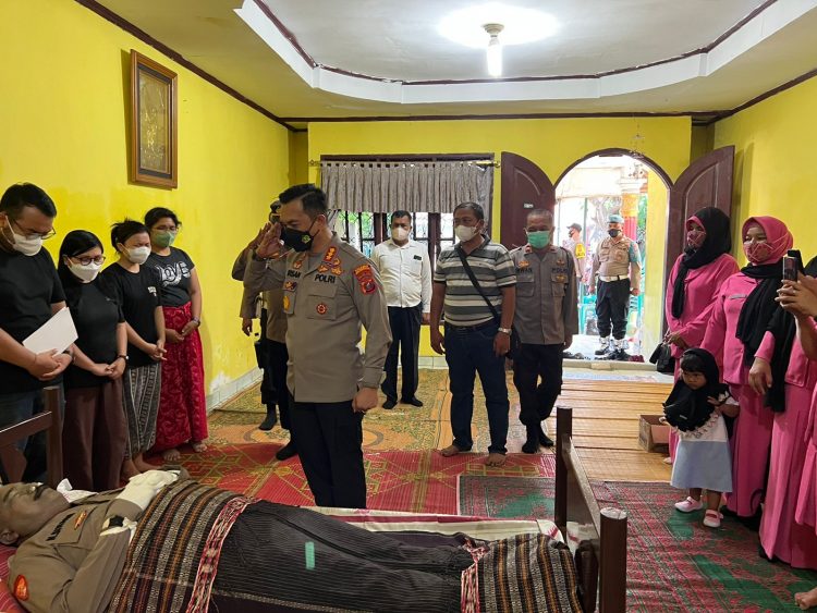 Kapolresra Deliserdang, Kombes. Pol. Irsan Sinuhaji saat melayat dirumah duka personil yang meninggal dunia, Senin (8/8).