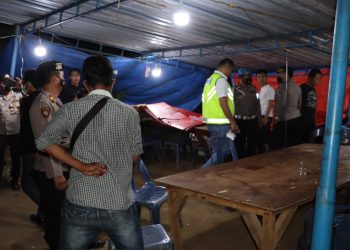 Polres Dairi bersama TNI saat razia lokasi pasar malam, Kamis malam (11/8).