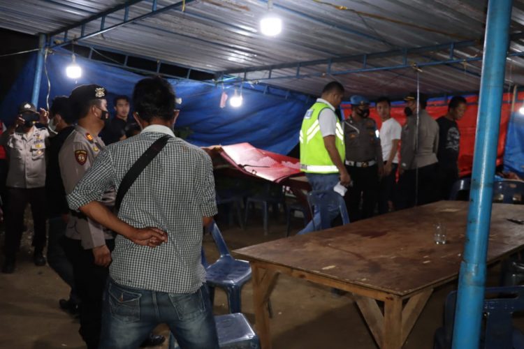 Polres Dairi bersama TNI saat razia lokasi pasar malam, Kamis malam (11/8).