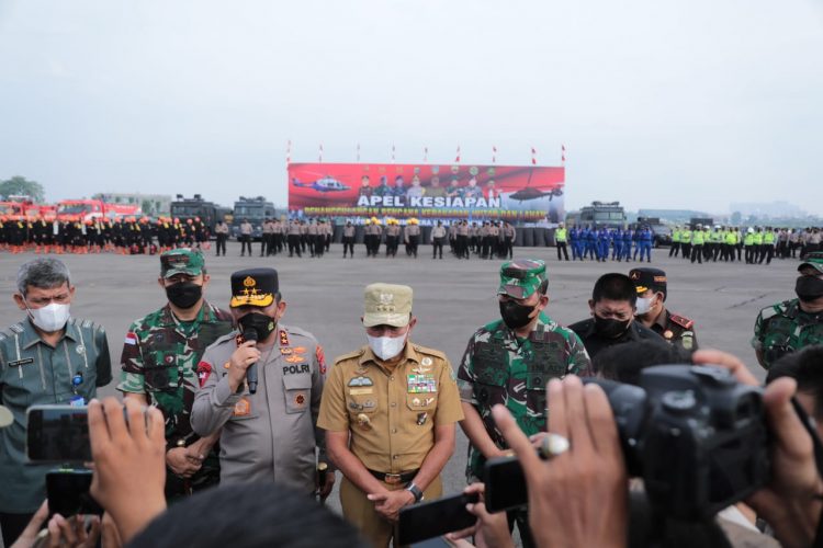 Gubernur Sumut bersama  Kapoldasu  , Irjen. Pol. RZ. Panca Putra Simanjuntak M.Si saat apel kesiapan penanggulangan  karhutlah, Jumat (12/8).