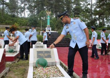 Kepala Lembaga Pemasyarakatan Klas IIB Siborongborong, Parlindungan Siregar A.Md.IP, SH dan Pejabat Struktural serta petugas Lapas Siborongborong dan petugas Rutan Tarurung saat tabur bunga di TMP, Jumat pagi (12/8).