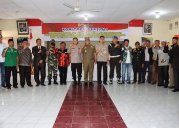 Bupati Dairi DR. Eddy KA Berutu, Kapolres Dairi AKBP. Wahyudi Rahman SH, SIK, MM, yang mewakili Dandim 0206/ Dairi Kapten Inf Siregar, yang mewakili Kajari Kasipidum Adhy Limbong SH, Ketua MUI Wahlin Munthe SH, MM, tokoh agama Pendeta Imanuel Ginting, Pendeta DR Esron Marpaung MTh, tokoh pemuda Ketua MPC PP Kabupaten Dairi Saut Ujung, Ketua DPD IPK Dairi Halim Lumbanbatu tokoh masyarakat H. Raja Ardin Ujung SH serta masyarakat Kabupaten Dairi lainnya saat giat Komitmen bersama berantas penyakit masyarakat, Jumat pagi (12/8).