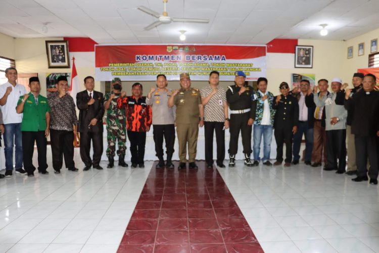 Bupati Dairi DR. Eddy KA Berutu, Kapolres Dairi AKBP. Wahyudi Rahman SH, SIK, MM, yang mewakili Dandim 0206/ Dairi Kapten Inf Siregar, yang mewakili Kajari Kasipidum Adhy Limbong SH, Ketua MUI Wahlin Munthe SH, MM, tokoh agama Pendeta Imanuel Ginting, Pendeta DR Esron Marpaung MTh, tokoh pemuda Ketua MPC PP Kabupaten Dairi Saut Ujung, Ketua DPD IPK Dairi Halim Lumbanbatu tokoh masyarakat H. Raja Ardin Ujung SH serta masyarakat Kabupaten Dairi lainnya saat giat Komitmen bersama berantas penyakit masyarakat, Jumat pagi (12/8).