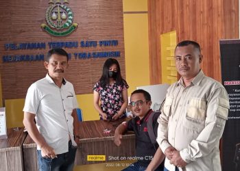 Ir. I. Djonggi Napitupulu bersama para wartawan saat di Kejari Toba - Balige, Jumat (12/8).