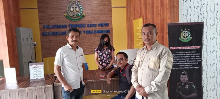 Ir. I. Djonggi Napitupulu bersama para wartawan saat di Kejari Toba - Balige, Jumat (12/8).