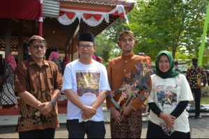 Bupati Banyumas, Ir. Achmad Husein bersama Ketua Driver PKK, Erna Husein saat di Pendopo Ganda Sipanji Kabupaten Banyumas, Kamis (11/8).