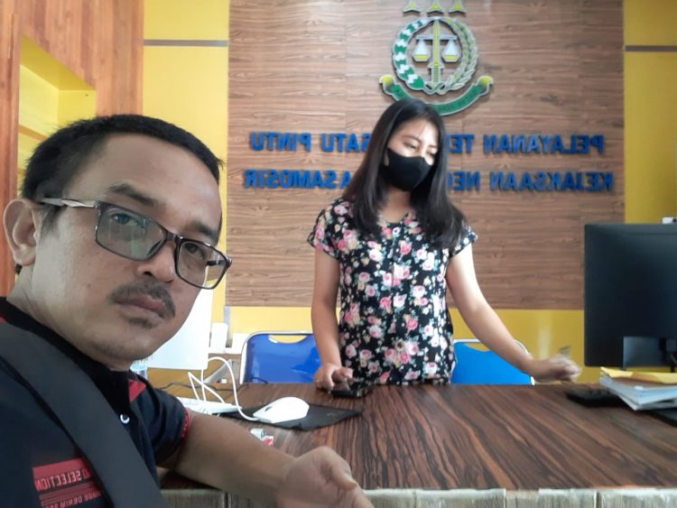 Reporter Indigonews saat menyambangi Kantor Kejari Toba guna konfirmasi, Jumat (12/8).