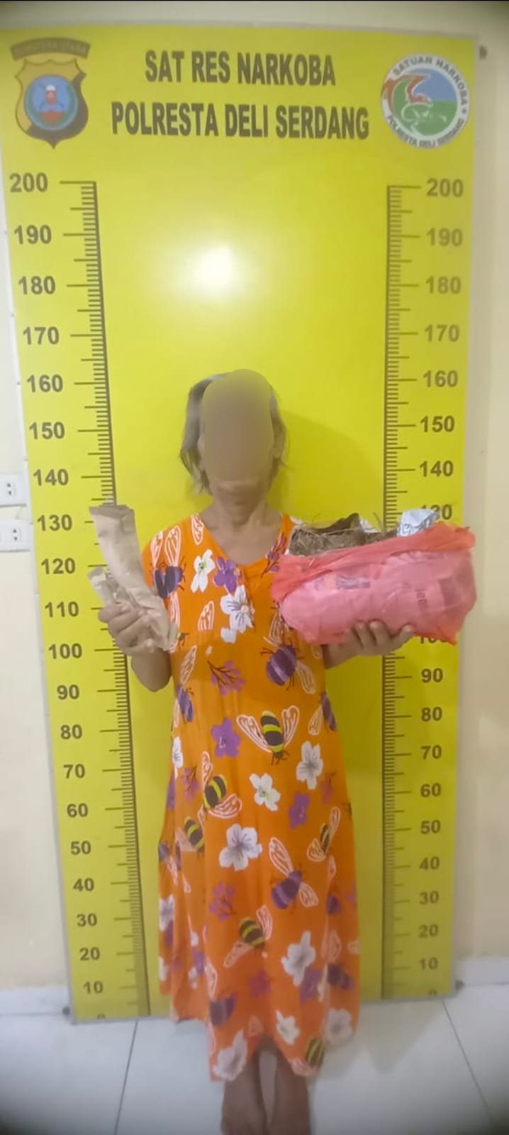 Tersangka A bersama barang bukti ganja seberat 844 gram saat diamankan di Polresta Deliserdang, Sabtu (13/8).