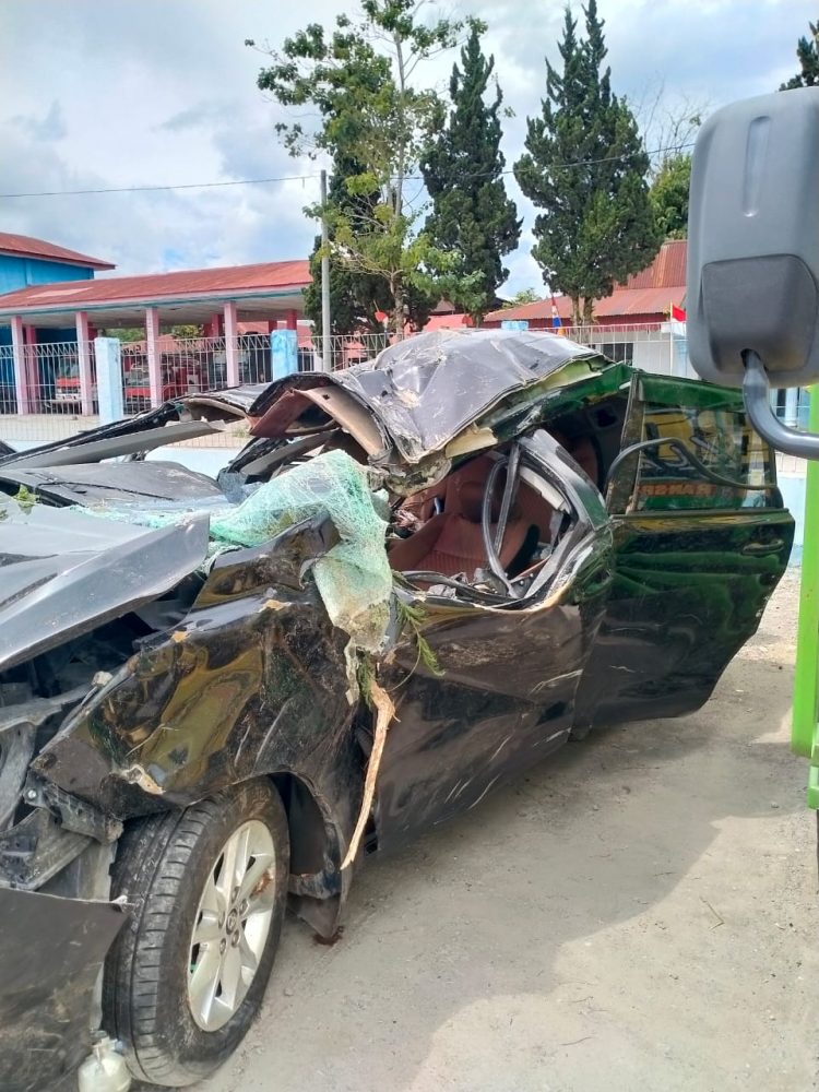 Innova Reborn yang terjun kejurang tewaskan 4 orang saat di evakuasi di Polres Taput  Minggu (14/8).