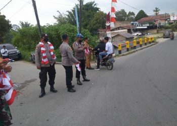 Kapolsek Sidikalang Kota, AKP. Sukanto Berutu bersama personil didampongi Camat Sidikalang dan Babinsa Koramil 02/ Sidikalang saat bagikan bendera Merah Putih secara gratis kepada pengendara, Senin (15/8).