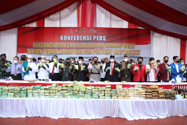 Kapolda Sumut, Irjen. Pol. Drs. RZ Panca Putra Simanjuntak M.Si saat pimpin konferensi pers, Selasa (16/8).