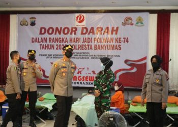 Kapolresta, Kombes. Pol. Edy Suranta Sitepu SH, SIK saat hadiri bakti kesehatan donor darah Polwan Polresta Banyumas, Senin (15/8).