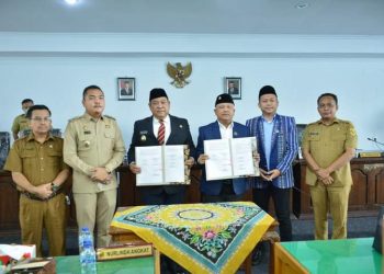 Bupati Dairi, Dr. Eddy Berutu bersama Ketua DPRD dan Sekda Dairi saat tanda tangan Nota Kesepakatan, Senin (15/8).