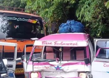 Kondisi minibus dan truck yang tabrakan beruntun di Sitinjo, Selasa (16/8).