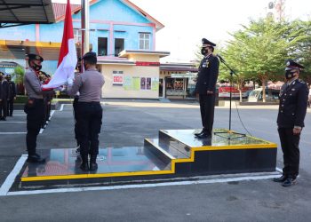 Wakapolres Agara, Kompol. Ichsan Pradita SE saat bertindak sebagai irup pada upacara pengibaran bendera HUT RI ke- 77, Rabu (17/8).