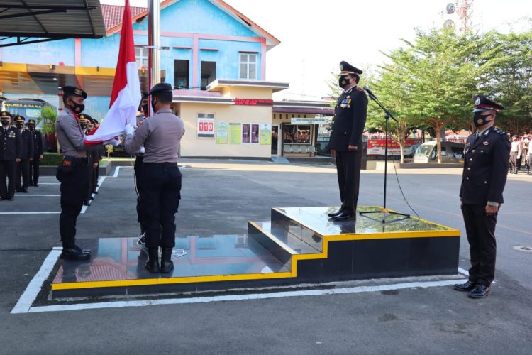 Wakapolres Agara, Kompol. Ichsan Pradita SE saat bertindak sebagai irup pada upacara pengibaran bendera HUT RI ke- 77, Rabu (17/8).