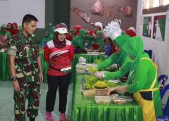 Dandim 0108/Agara, Letkol. Inf. Robbi Firdaus SE, M.Si didampingi Ketua Persit Kartika Chandra Kirana Cabang XXIII Dim 0108 Koorcab Rem 011 PD Iskandar Muda, Dewi Robbi Firaus, Rabu (17/8).