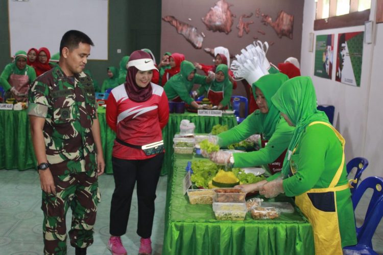 Dandim 0108/Agara, Letkol. Inf. Robbi Firdaus SE, M.Si didampingi Ketua Persit Kartika Chandra Kirana Cabang XXIII Dim 0108 Koorcab Rem 011 PD Iskandar Muda, Dewi Robbi Firaus, Rabu (17/8).