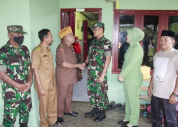 Dandim 0108/ Agara, Letkol Inf Robbi Firdaus SE, M.Si didampingi Ibu Ketua Persit KCK Cabang XXIII Dim 0108 dan Danposramil Darul Hasanah pelda majid, memberikan tali asih dan anjangsana kepada seorang Veteran, Rabu (17/8).